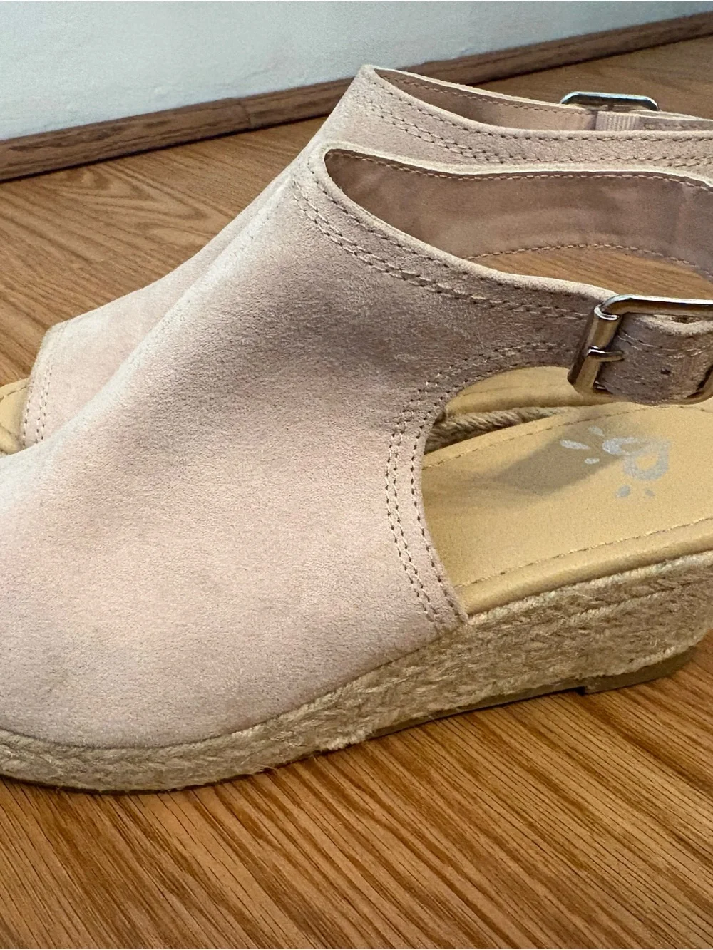 Open-Toe Suede Wedge Sandals in Light Pink